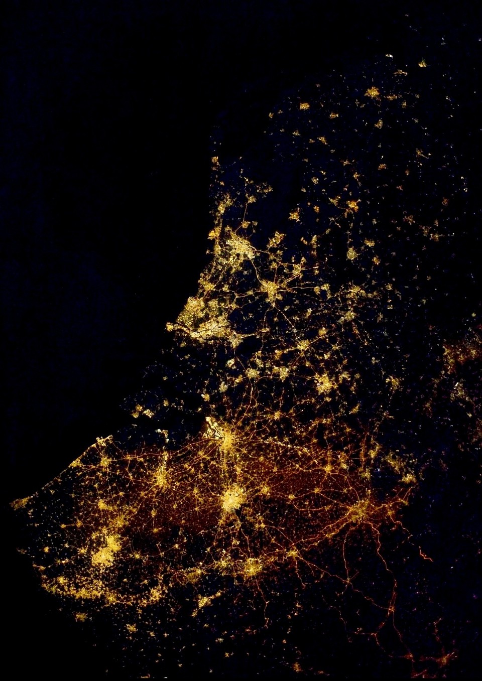 Hieronder een kaart van lichtvervuiling van Nederland heel bijzonder om te zien, in Zeeland zit je nog aardig Goed 😊