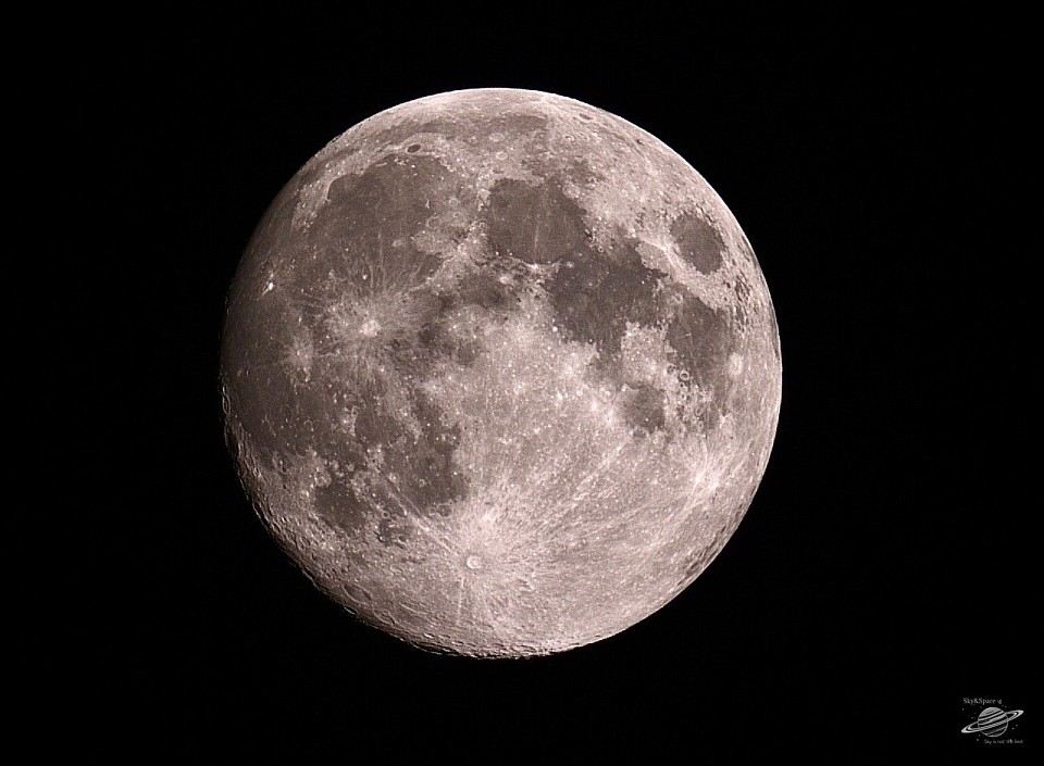 Net even buiten een mooie foto van de volle maan gemaakt deze wordt ook wel is de Hongersmaan en Stormmaan genoemd. Doorgaans wordt deze volle maan in Engelstalige landen Sneeuwmaan genoemd als deze volle maan in februari verschijnt