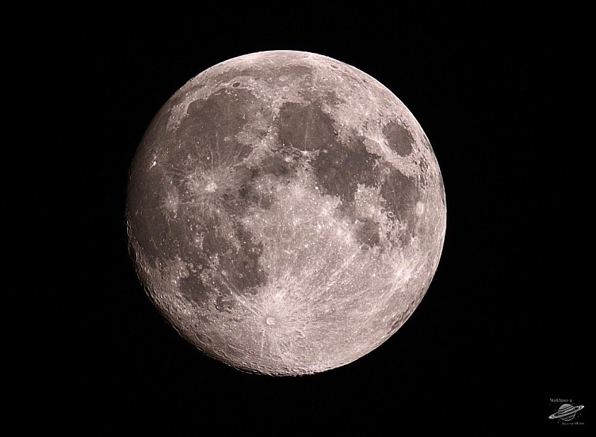 Net even buiten een mooie foto van de volle maan gemaakt deze wordt ook wel is de Hongersmaan en Stormmaan genoemd. Doorgaans wordt deze volle maan in Engelstalige landen Sneeuwmaan genoemd als deze volle maan in februari verschijnt